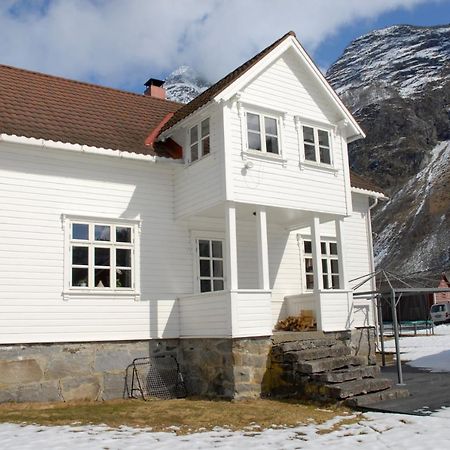 Comfortable House In Quiet Area Luster Экстерьер фото
